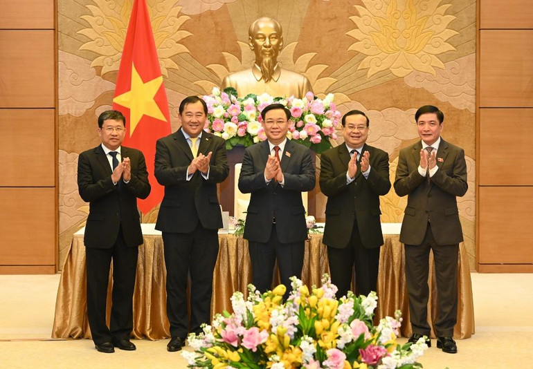 Chủ tịch Quốc hội Vương Đình Huệ và Chủ nhiệm Ủy ban Đối ngoại Quốc hội Lào Sanya Praseuth; Chủ nhiệm Ủy ban Đối ngoại, hợp tác quốc tế, thông tin và truyền thông Quốc hội Campuchia Sous Yara cùng các đại biểu tại buổi tiếp.