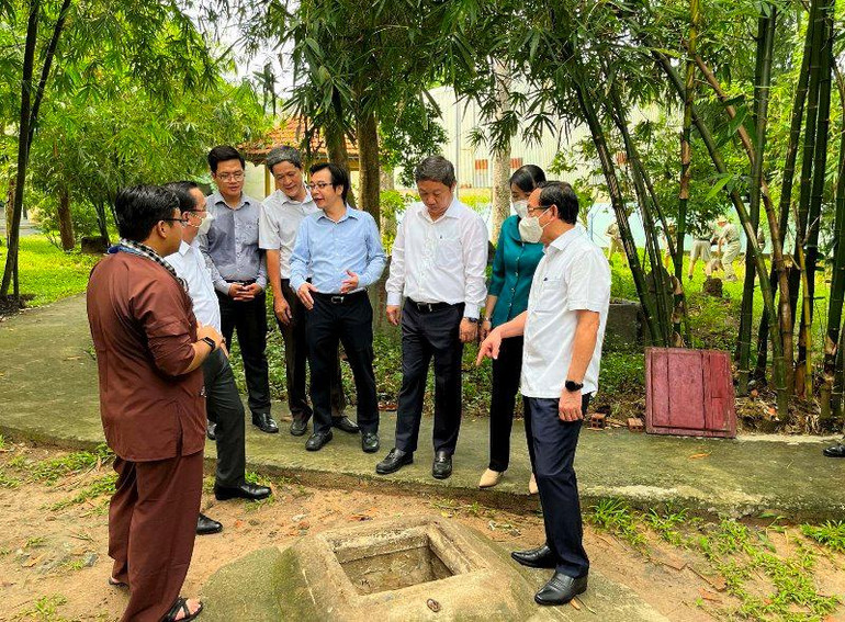 Đồng chí Nguyễn Văn Nên đi khảo sát tại địa đạo Phú Thọ Hòa. Đồng chí Nguyễn Văn Nên đi khảo sát tại địa đạo Phú Thọ Hòa.