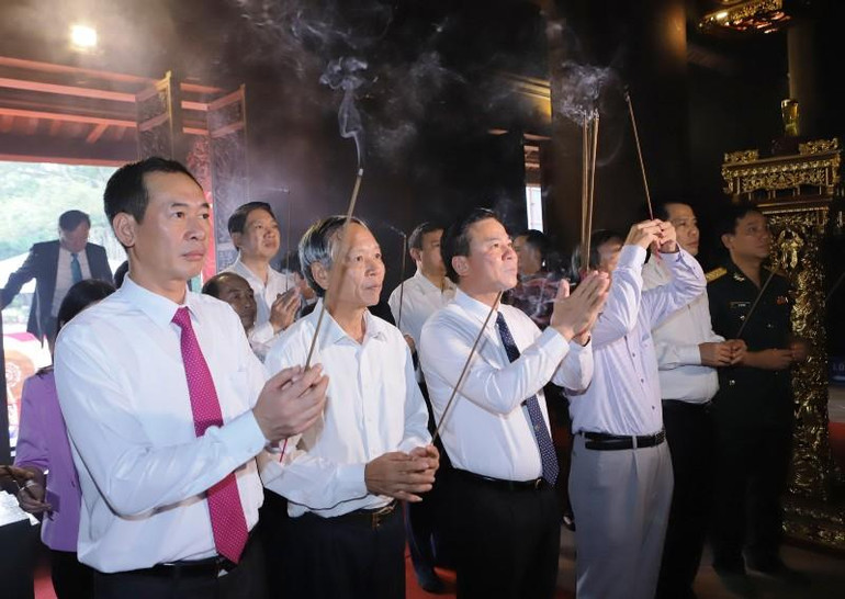 Các đại biểu dâng hương tưởng niệm Anh hùng dân tộc Lê Lợi.