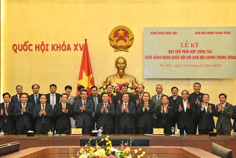 Chủ tịch Quốc hội Vương Đình Huệ và Trưởng Ban Nội chính Trung ương Phan Đình Trạc với các đại biểu dự buổi lễ.