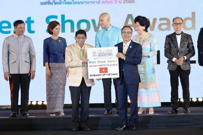 Đại sứ Việt Nam tại Thái Lan Phan Chí Thành nhận giải Chương trình trình diễn thời trang xuất sắc nhất.