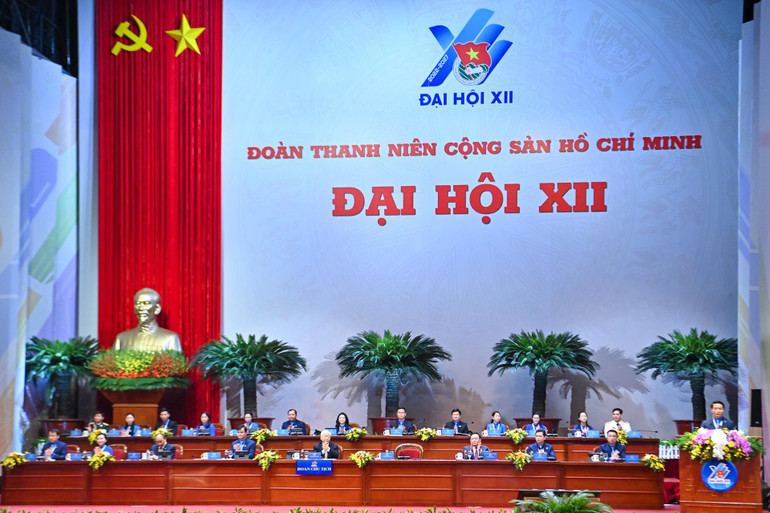 Tổng Bí thư Nguyễn Phú Trọng, Chủ tịch nước Nguyễn Xuân Phúc, Chủ tịch Quốc hội Vương Đình Huệ tham gia Đoàn Chủ tịch đại hội. Tổng Bí thư Nguyễn Phú Trọng, Chủ tịch nước Nguyễn Xuân Phúc, Chủ tịch Quốc hội Vương Đình Huệ tham gia Đoàn Chủ tịch đại hội.