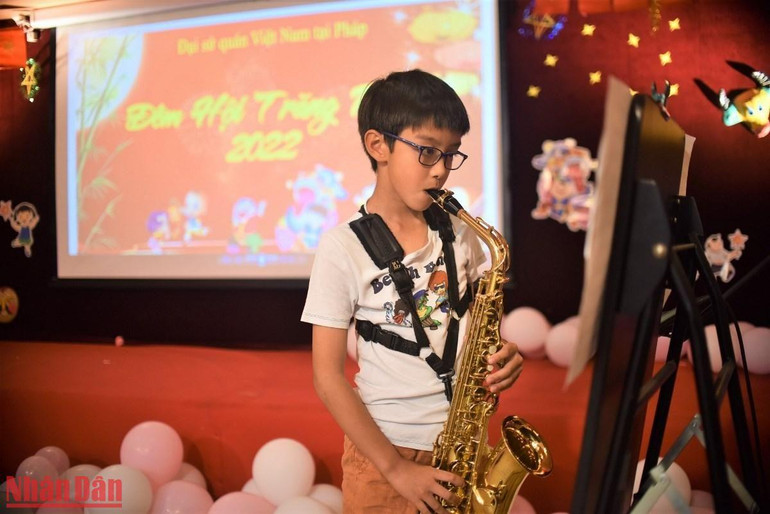Tiết mục kèn saxophone độc đáo từ một bạn thiếu nhi. (Ảnh: MINH DUY)