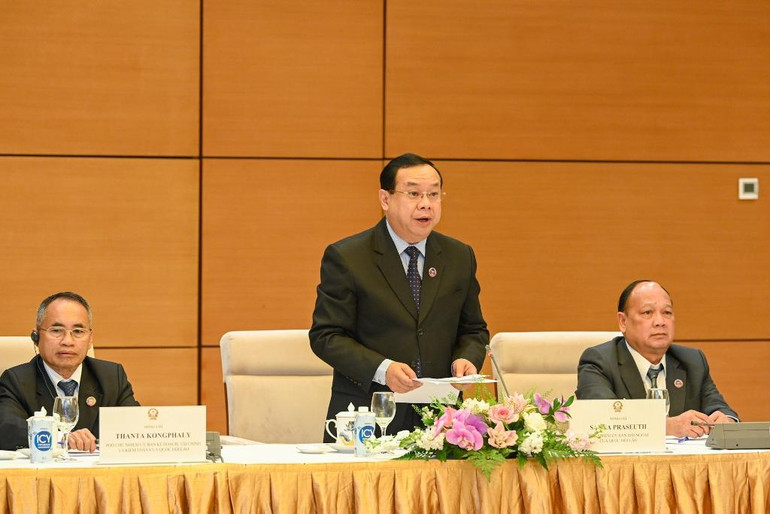 Chủ nhiệm Ủy ban Đối ngoại Quốc hội Lào Sanya Praseuth phát biểu tại buổi tiếp.