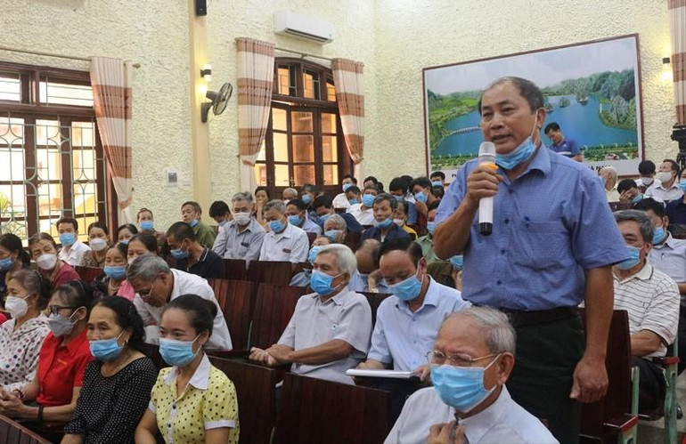 Đại diện nhân dân thị trấn Ba Sao nêu ý kiến tại hội nghị đối thoại.