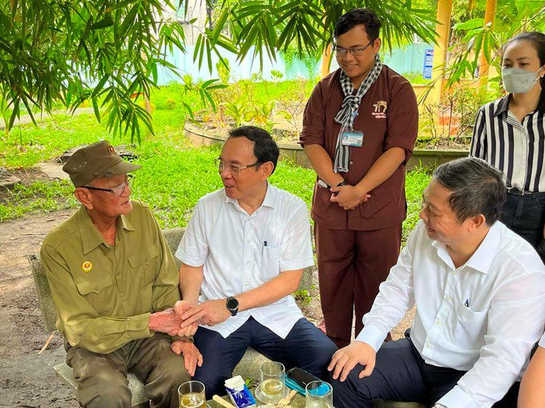 Đồng chí Nguyễn Văn Nên hỏi thăm ông Nguyễn Hùng Minh (con trai của ông Nguyễn Văn Lự, một trong những người tham gia đào địa đạo Phú Thọ Hòa năm xưa). Đồng chí Nguyễn Văn Nên hỏi thăm ông Nguyễn Hùng Minh (con trai của ông Nguyễn Văn Lự, một trong những người tham gia đào địa đạo Phú Thọ Hòa năm xưa).