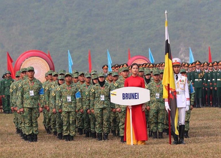 Đoàn tuyển thủ Quân đội Hoàng gia Brunei Darussalam cùng các đoàn tuyển thủ các nước ASEAN tham dự tại Lễ khai mạc.