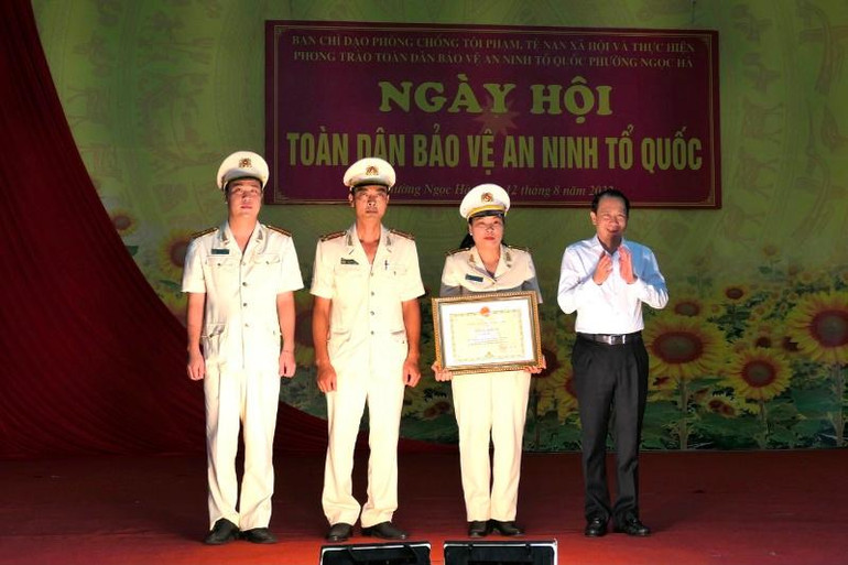 Đồng chí Trần Đức Quý, Phó Chủ tịch UBND tỉnh Hà Giang tặng bằng khen của tỉnh cho Công an phường Ngọc Hà.