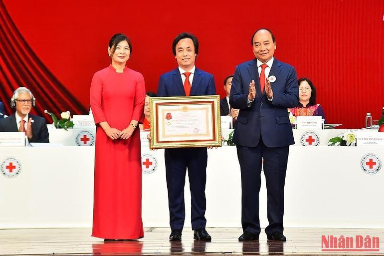 Chủ tịch nước Nguyễn Xuân Phúc trao Huân chương Lao động hạng Ba cho Trung tâm Truyền hình nhân đạo trực thuộc Trung ương Hội Chữ thập đỏ Việt Nam. Chủ tịch nước Nguyễn Xuân Phúc trao Huân chương Lao động hạng Ba cho Trung tâm Truyền hình nhân đạo trực thuộc Trung ương Hội Chữ thập đỏ Việt Nam.