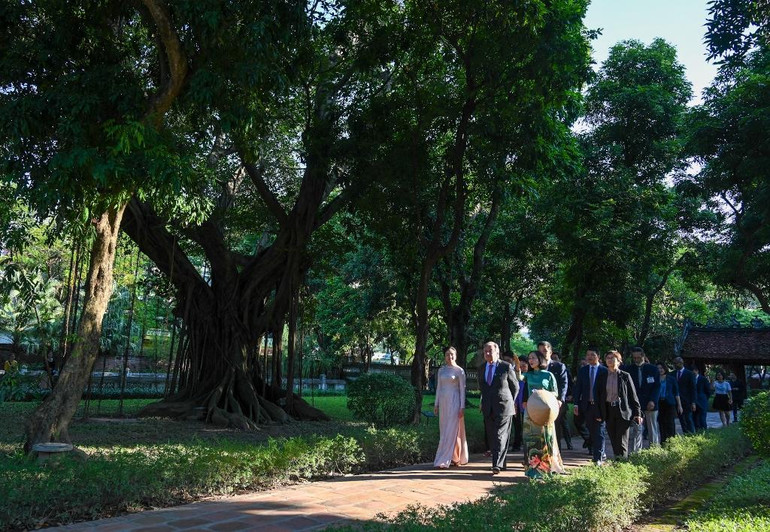 Hướng dẫn viên khu di tích giới thiệu cho Tổng Thư ký Liên hợp quốc về lịch sử hình thành và phát triển của Văn Miếu-Quốc Tử Giám.