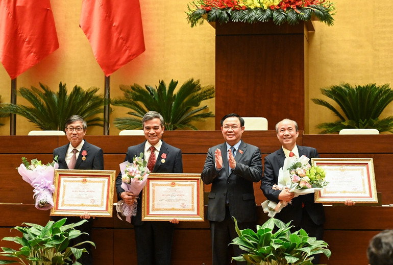Chủ tịch Quốc hội Vương Đình Huệ trao Huân chương Lao động hạng Nhì cho các cá nhân đã có thành tích xuất sắc trong quá trình công tác góp phần vào sự nghiệp xây dựng chủ nghĩa xã hội và bảo vệ Tổ quốc.