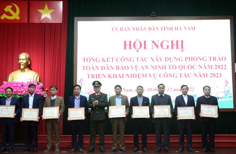 Trao Bằng khen của Bộ Công an cho các tập thể có thành tích xuất sắc trong xây dựng phong trào toàn dân bảo vệ an ninh Tổ quốc năm 2022.