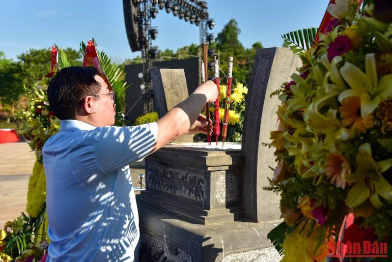 Chủ tịch Quốc hội Vương Đình Huệ dâng hương tại quần thể tượng đài Mẹ Việt Nam Anh hùng. (Ảnh Duy Linh)