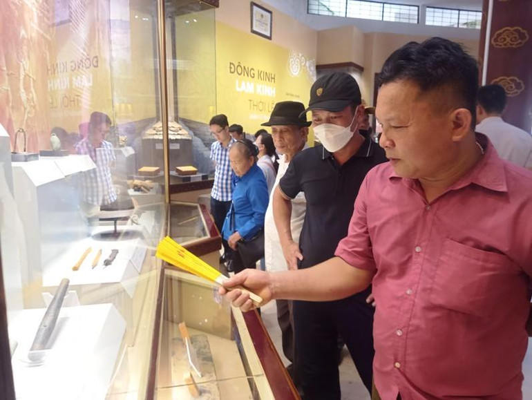 Du khách tham quan hiện vật trưng bày tại Khu di tích Lam Kinh.