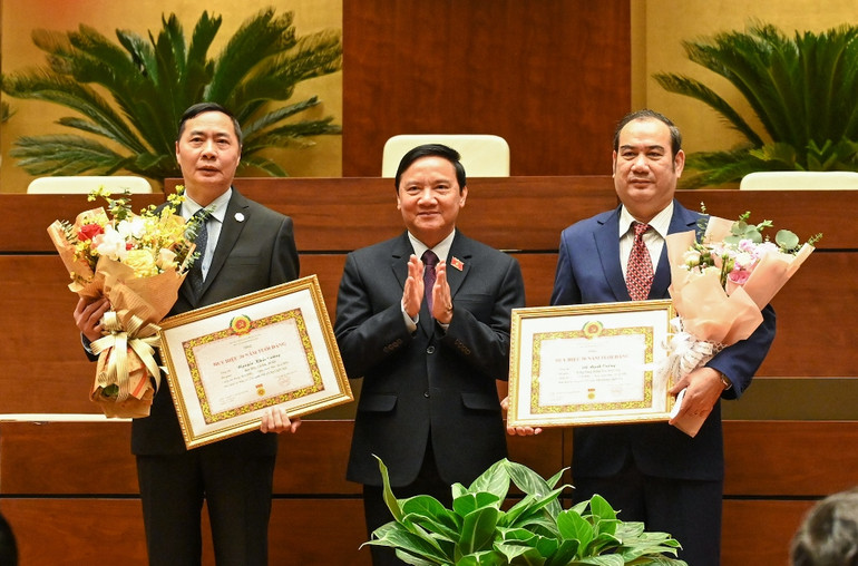 Phó Chủ tịch Quốc hội Nguyễn Đức Hải trao Huy hiệu 30 năm tuổi Đảng cho các đảng viên thuộc Văn phòng Quốc hội.