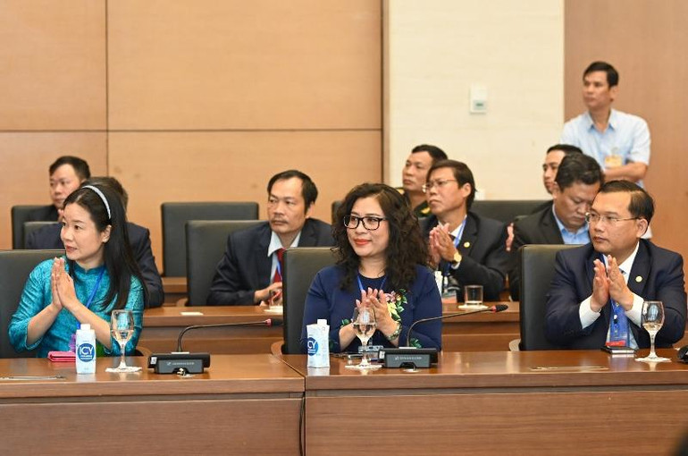 Đoàn đại biểu những người làm xuất bản tiêu biểu dự buổi gặp mặt. (Ảnh Duy Linh)