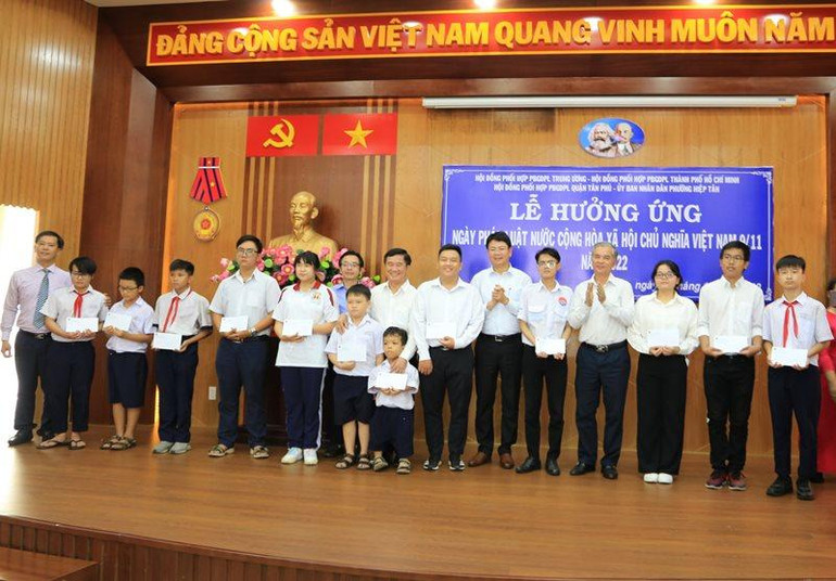 Thứ trưởng Nguyễn Thanh Tịnh, Phó Chủ tịch Ngô Minh Châu, Giám đốc Sở Tư pháp Huỳnh Văn Hạnh, ông Phạm Minh Mẫn, Chủ tịch UBND phường Hiệp Tân trao quà cho học sinh, sinh viên có hoàn cảnh khó khăn ở phường Hiệp Tân, quận Tân Phú, Thành phố Hồ Chí Minh.