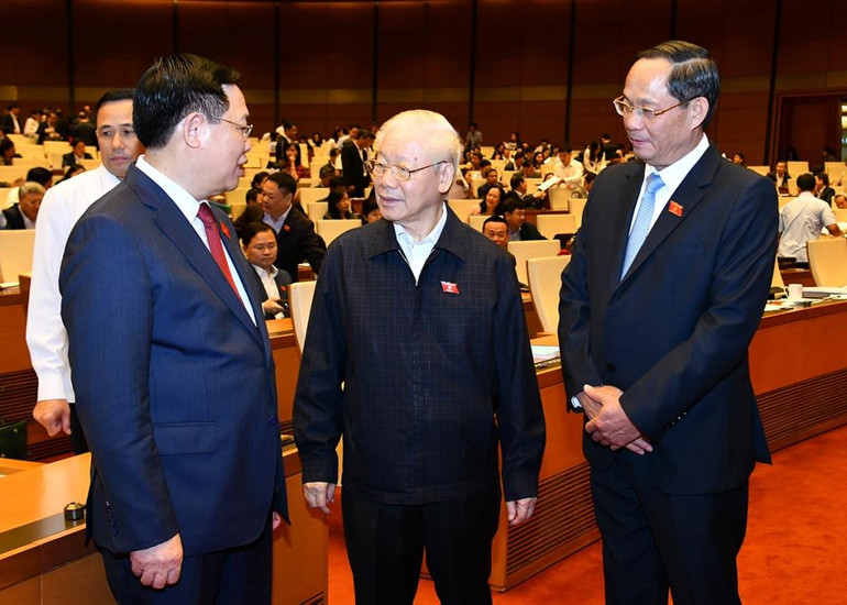 Tổng Bí thư Nguyễn Phú Trọng, Chủ tịch Quốc hội Vương Đình Huệ và Phó Chủ tịch Quốc hội Trần Quang Phương trao đổi sau phiên họp.