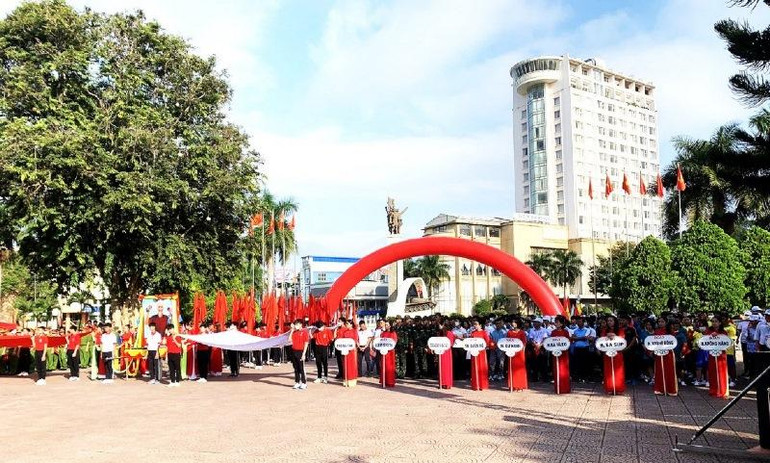 Các đoàn vận động viên dự Lễ khai mạc Đại hội Thể dục thể thao tỉnh Đắk Lắk lần thứ 9 năm 2021-2022.