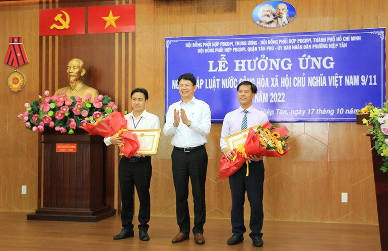 Thứ trưởng Nguyễn Thanh Tịnh tặng bằng khen Bộ trưởng cho các tập thể và cá nhân phường Hiệp Tân.