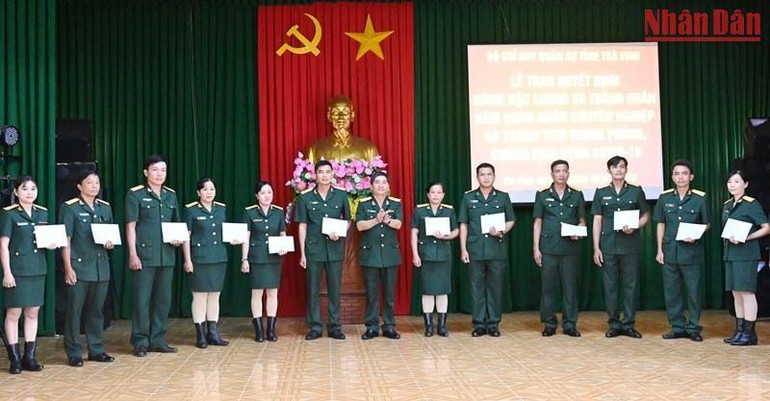 Các quân nhân hoàn thành xuất sắc nhiệm vụ trong tham gia công tác phòng, chống dịch Covid-19 được trao quyết định nâng lương, thăng quân hàm trước hạn.