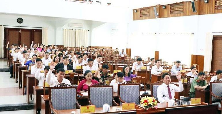 Các đại biểu Hội đồng nhân dân tỉnh Ninh Thuận khóa 11 biểu quyết thông qua 3 nghị quyết.