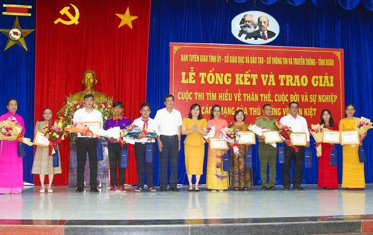 Trao giải cho các thí sinh đoạt giải Ba của cuộc thi. (Ảnh: BÁ DŨNG) Trao giải cho các thí sinh đoạt giải Ba của cuộc thi. (Ảnh: BÁ DŨNG)