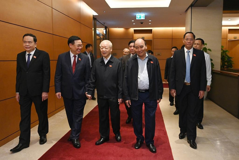 Tổng Bí thư Nguyễn Phú Trọng, Chủ tịch nước Nguyễn Xuân Phúc, Chủ tịch Quốc hội Vương Đình Huệ cùng các đồng chí lãnh đạo Quốc hội tới dự phiên họp.