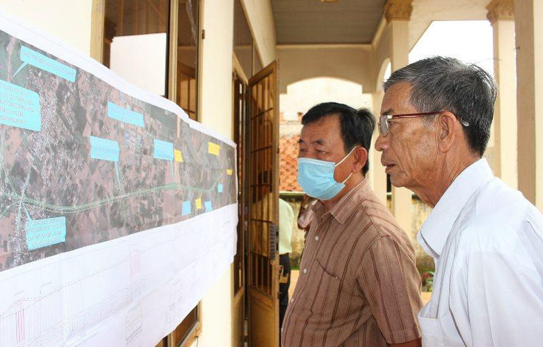 Người dân huyện Nhơn Trạch xem bản đồ dự án đường Vành đai 3 Thành phố Hồ Chí Minh.