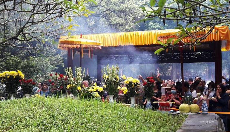 Các tầng lớp nhân dân dâng hương tưởng niệm Vua Lê Thái Tổ.