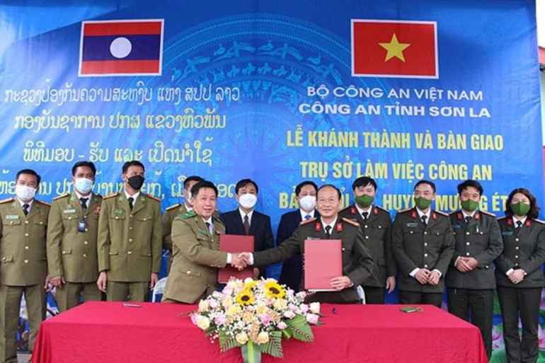 Công an tỉnh Sơn La bàn giao trụ sở làm việc cho Công an bản Huoicu, huyện Muang Et, tỉnh Houaphanh.