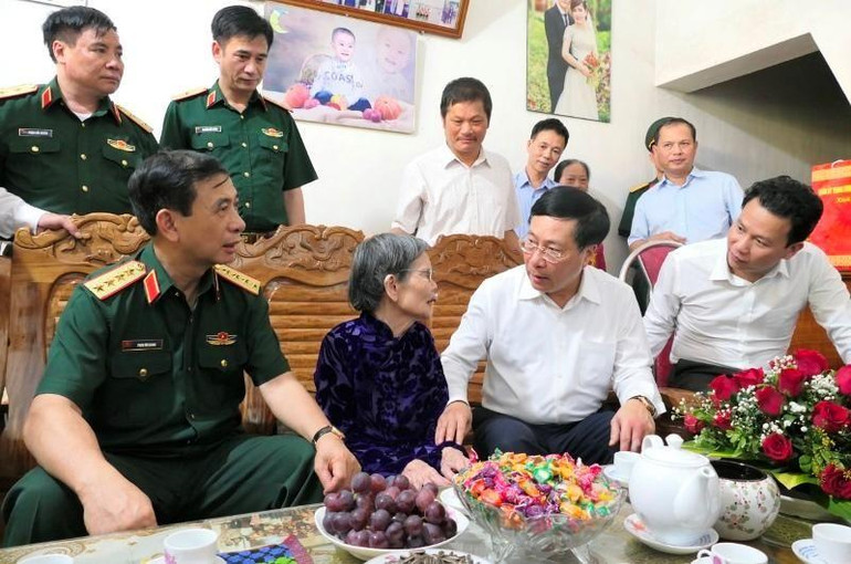 Đồng chí Phạm Bình Minh và Đại tướng Phan Văn Giang tặng quà mẹ liệt sĩ Nguyễn Thị Dé, thành phố Hà Giang. Đồng chí Phạm Bình Minh và Đại tướng Phan Văn Giang tặng quà mẹ liệt sĩ Nguyễn Thị Dé, thành phố Hà Giang.