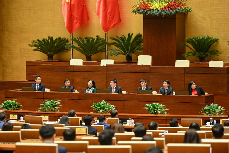 Đoàn Chủ tịch chủ trì và điều hành hội nghị.