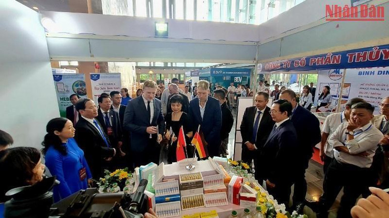 Các đại biểu tham quan các gian hàng trưng bày tại hội nghị xúc tiến đầu tư doanh nghiệp Đức vào Bình Định.