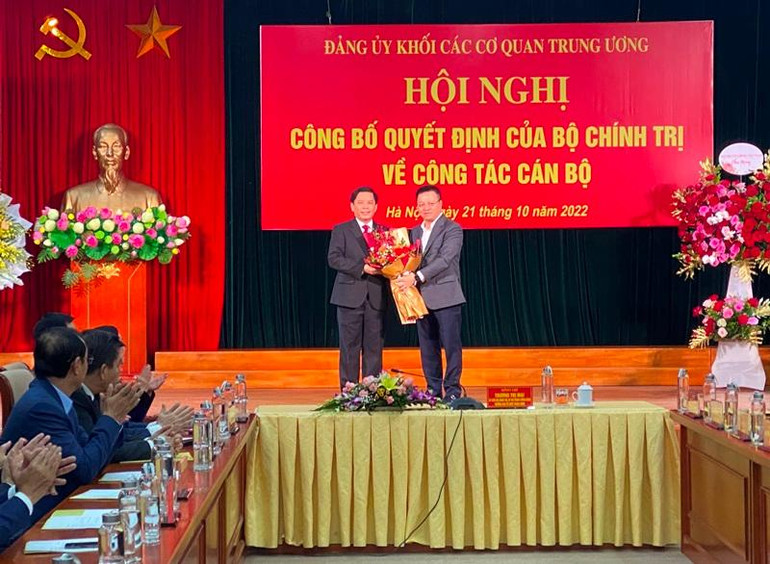 Đồng chí Lê Quốc Minh, Ủy viên Trung ương Đảng, Tổng Biên tập Báo Nhân Dân, Phó Trưởng Ban Tuyên giáo Trung ương, Chủ tịch Hội Nhà báo Việt Nam tặng hoa đồng chí Nguyễn Văn Thể. Đồng chí Lê Quốc Minh, Ủy viên Trung ương Đảng, Tổng Biên tập Báo Nhân Dân, Phó Trưởng Ban Tuyên giáo Trung ương, Chủ tịch Hội Nhà báo Việt Nam tặng hoa đồng chí Nguyễn Văn Thể.