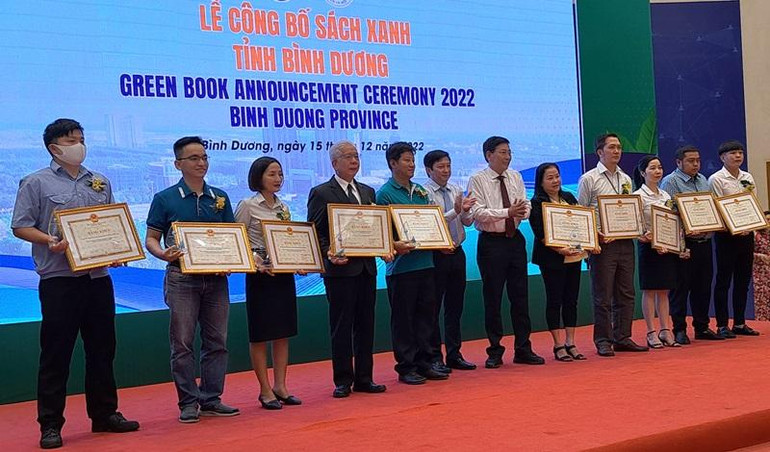 Trao Bằng khen của Chủ tịch Ủy ban nhân dân tỉnh Bình Dương cho các doanh nghiệp trong Sách Xanh có thành tích xuất sắc trong công tác bảo vệ môi trường.
