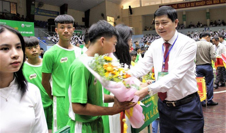 Giám đốc Sở Giáo dục và Đào tạo tỉnh Đắk Lắk Phạm Đăng Khoa, đơn vị được Bộ Giáo dục và Đào tạo ủy nhiệm đăng cai tổ chức Vòng chung kết Giải Bóng đá học sinh tiểu học và trung học cơ sở toàn quốc Cup Milo năm 2022 tặng hoa cho các đội bóng tham gia giải. Giám đốc Sở Giáo dục và Đào tạo tỉnh Đắk Lắk Phạm Đăng Khoa, đơn vị được Bộ Giáo dục và Đào tạo ủy nhiệm đăng cai tổ chức Vòng chung kết Giải Bóng đá học sinh tiểu học và trung học cơ sở toàn quốc Cup Milo năm 2022 tặng hoa cho các đội bóng tham gia giải.