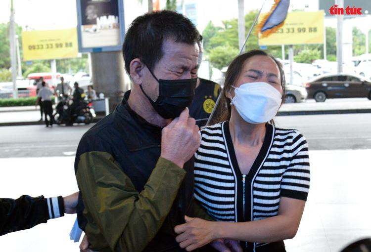 Chị Trần Thị Tình, vợ của thuyền trưởng tàu cá QNa 95005 TS Trần Văn Mạnh rơi nước mắt trong giây phút được gặp lại chồng.