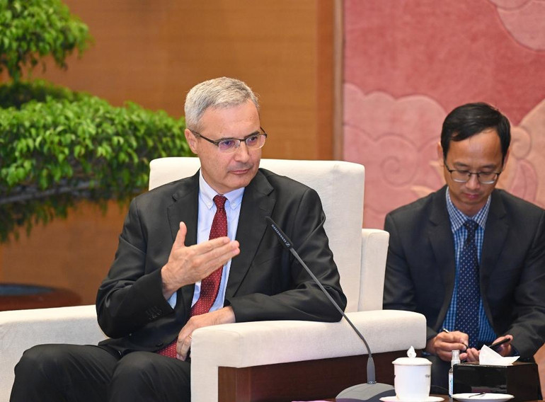 [Ảnh] Chủ tịch Quốc hội Vương Đình Huệ tiếp Đại sứ Pháp tại Việt Nam ảnh 6