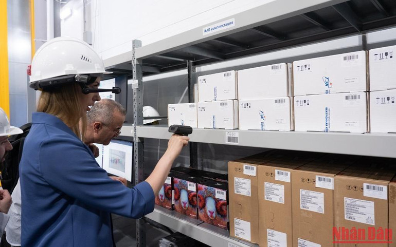 Điều khiển máy móc bằng giọng nói. (Ảnh: Thanh Thể)