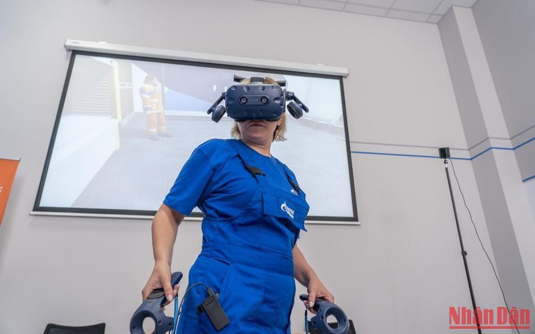 Sử dụng công nghệ thực tế ảo để đào tạo nhân viên. (Ảnh: Thanh Thể)