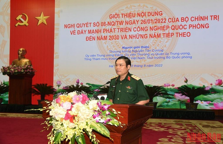 Thượng tướng Nguyễn Tân Cương, Ủy viên Trung ương Đảng, Ủy viên Thường vụ Quân ủy Trung ương, Tổng Tham mưu trưởng Quân đội nhân dân Việt Nam, Thứ trưởng Quốc phòng giới thiệu nội dung cơ bản của Nghị quyết 08.