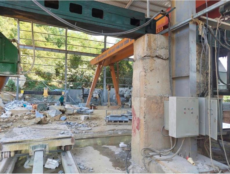 Mặc dù đã bị đình chỉ nhưng mỏ đá Hang Dơn vẫn hoạt động. Mặc dù đã bị đình chỉ nhưng mỏ đá Hang Dơn vẫn hoạt động.