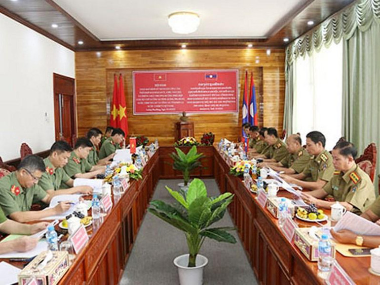 Công an tỉnh Sơn La hội đàm trao đổi thông tin với Công an tỉnh Louangphabang.