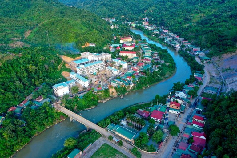 Trường THPT Kỳ Sơn, ở thị trấn Mường Xén - trung tâm huyện lỵ Kỳ Sơn nhìn từ trên cao. Trường THPT Kỳ Sơn, ở thị trấn Mường Xén - trung tâm huyện lỵ Kỳ Sơn nhìn từ trên cao.