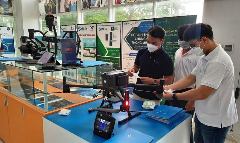 Trưng bày các sản phẩm khoa học công nghệ tại Vườn ươm doanh nghiệp công nghệ cao, Khu Công nghệ cao Thành phố Hồ Chí Minh.