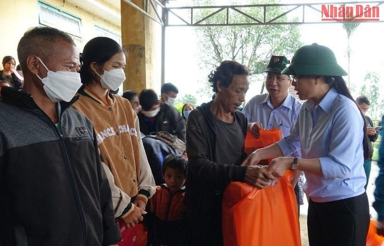 Bí thư Tỉnh ủy Quảng Ngãi Bùi Thị Quỳnh Vân tặng quà cho các hộ dân thôn Trà Lạc, xã Trà Lâm di dời ở tạm tại điểm trường mầm non thôn.