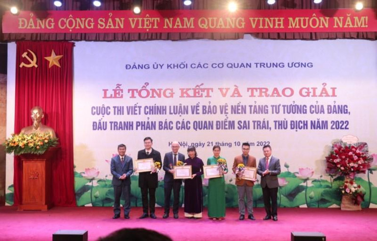 Các đồng chí Lê Quốc Minh và Nguyễn Minh Vũ trao giải cho các tác giả đạt giải Nhì.