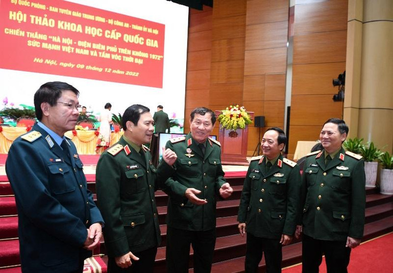 Các đại biểu chia sẻ những kỷ niệm về trận chiến 50 năm trước bên lề Hội thảo. (Ảnh: Phú Sơn)