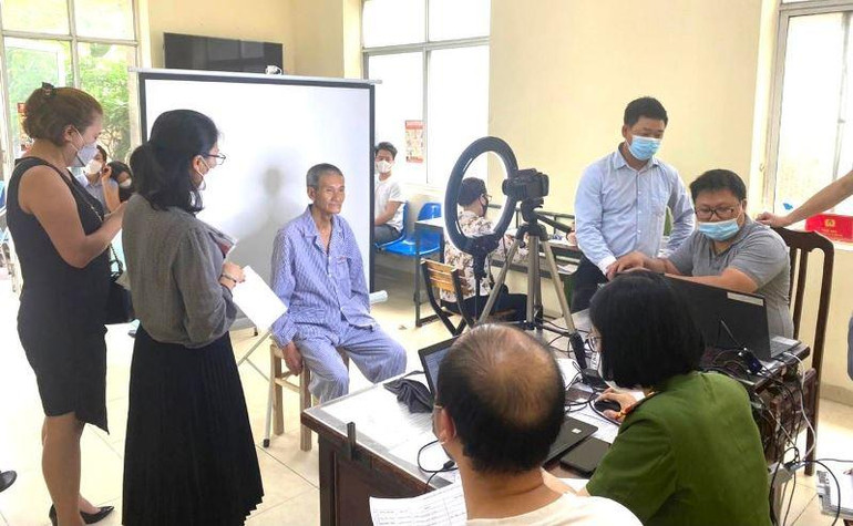 Công dân bị tâm thần phân liệt được Công an phường Thành Công hỗ trợ làm thủ tục cấp căn cước công dân gắn chip.